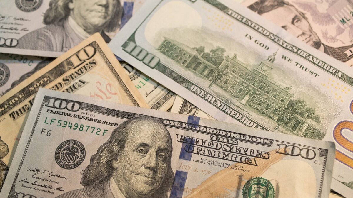 Taxas dos DIs sobem em dia de alta do dólar e do petróleo