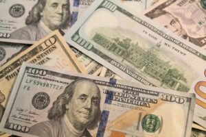 Taxas dos DIs sobem em dia de alta do dólar e do petróleo